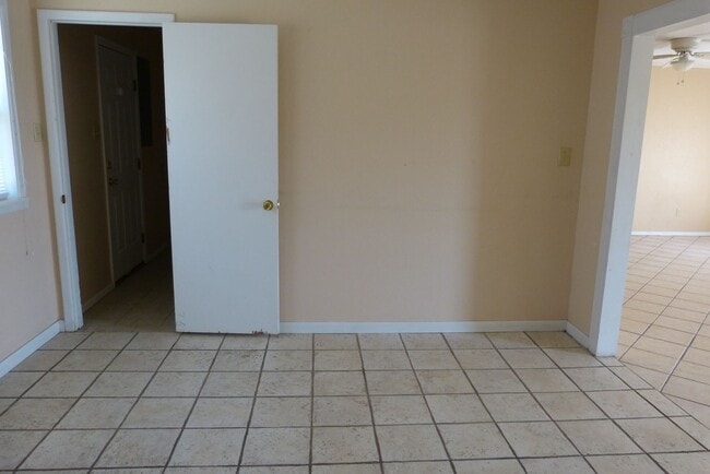 Building Photo - 3 bedroom 1 bath home.