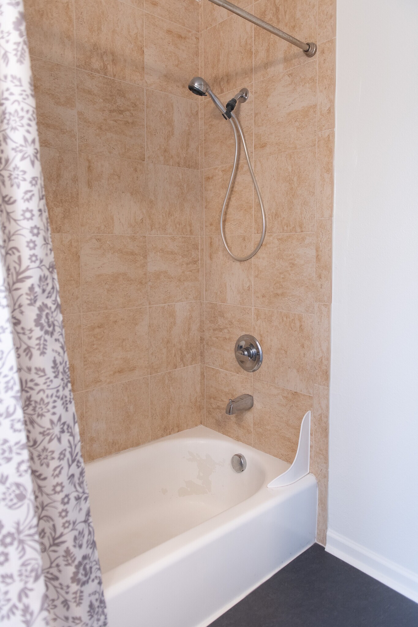 Full Shower - 701 NE 28th Ave