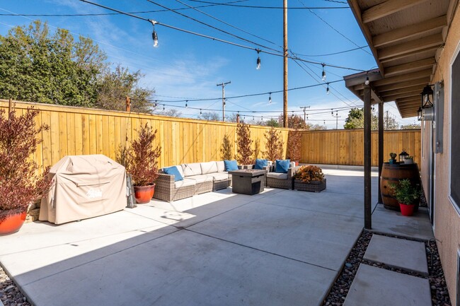 Building Photo - Gorgeous Remodeled 3 Bed 2 Bath Fullerton ...