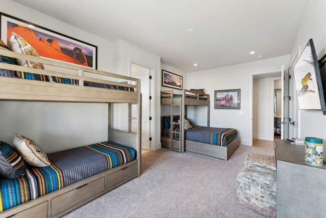 Building Photo - 3450 Ridgeway Dr