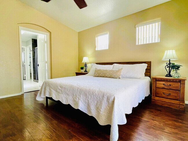 Building Photo - Fully furnished Rental Available Now