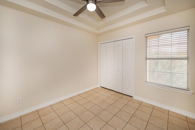 Building Photo - 1000 Ranchway Dr