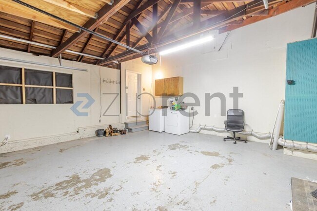 Building Photo - 617 Wilson Ave