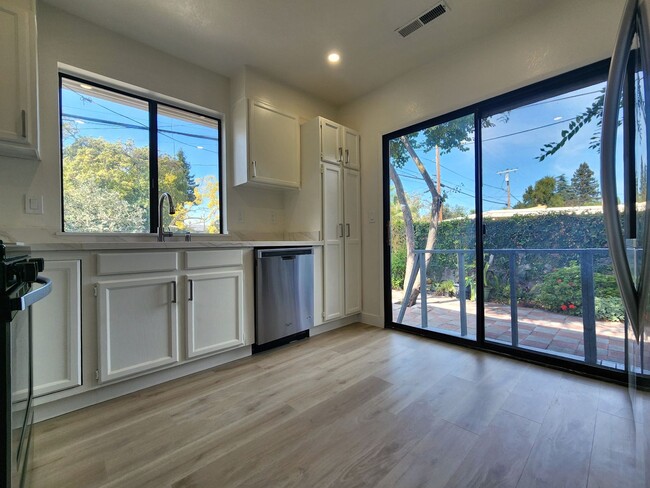 Building Photo - Newly Remodeled Duplex in Palo Alto Availa...