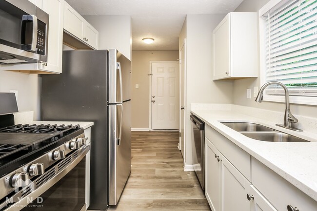 Building Photo - 549 Village Run