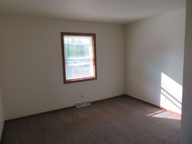 Building Photo - Harry Roethle Briarwood Duplex