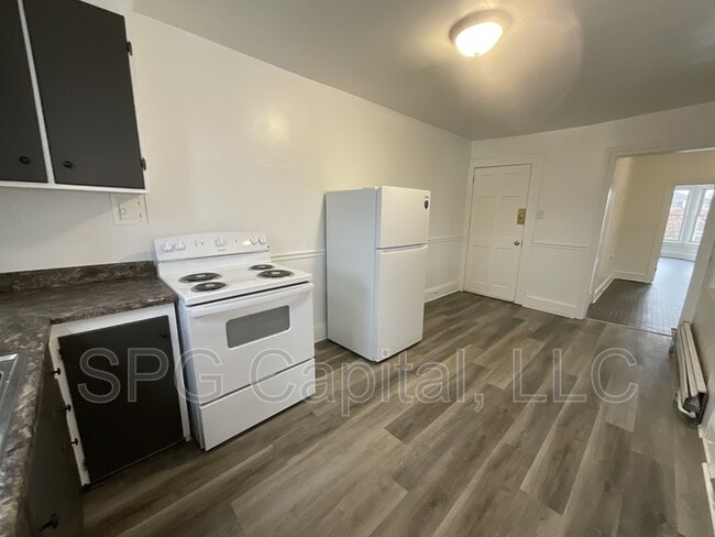 Building Photo - 932 W Princess St