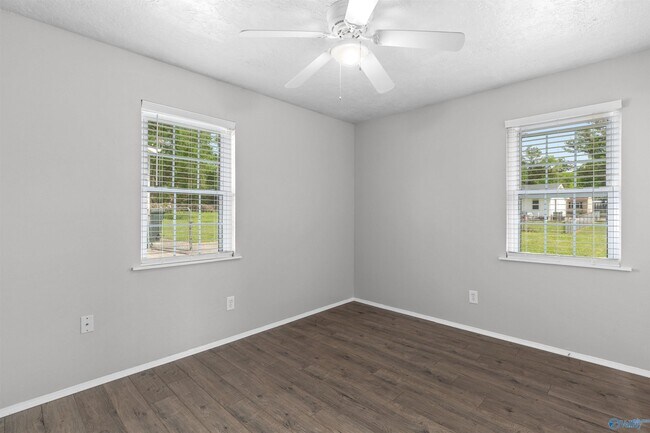 Building Photo - 2406 Yorkshire Dr SW