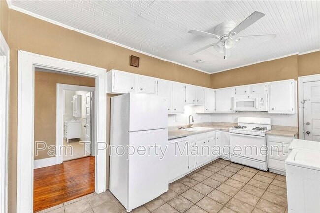 Building Photo - 214 E 48th St