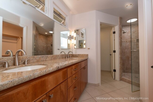 Building Photo - Beautiful, meticulously updated and  maint...