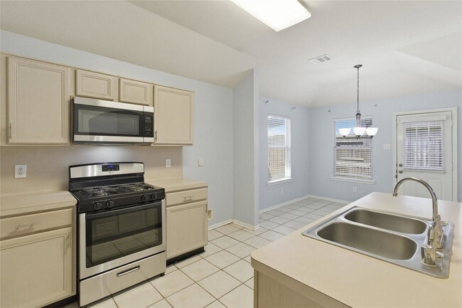 Building Photo - Teal Run Place Court, Fresno, TX 77545 - 4 BR 2 BA single-family home