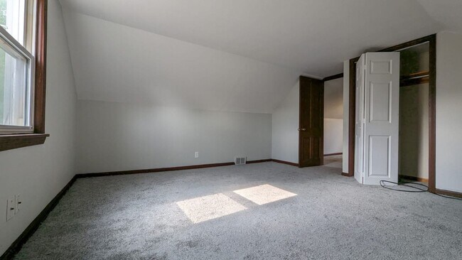 Building Photo - 4 bedroom 1 bathroom