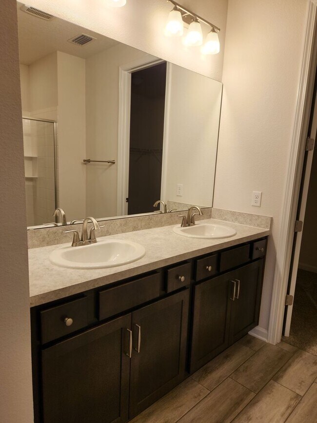 Building Photo - Perfect size, perfect location!