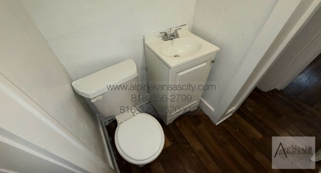 Building Photo - Updated Midtown Home AT Blue Hills Park! Corner Lot, Garage & Carport!