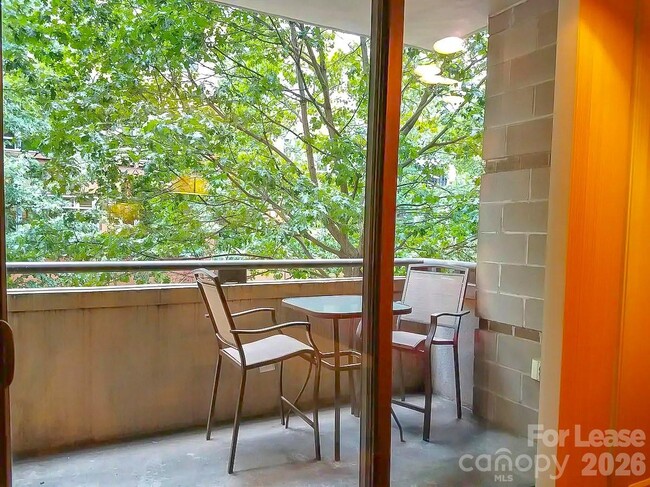 Building Photo - 718 W Trade St