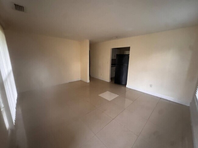 Building Photo - " 3 Bedroom 2 Bath Single Family Home in Prime Deerfield Beach Location!"