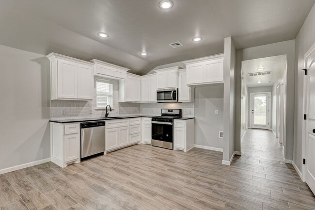 Building Photo - 710 League Cir
