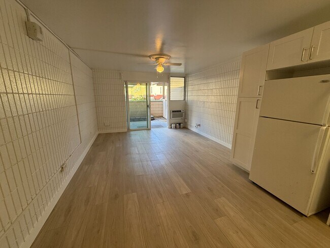 Building Photo - Sunset Lakeview 2 bedroom 1 bath with 1 assigned parking stall