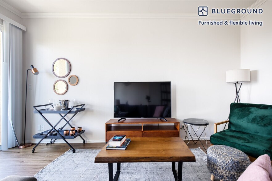 Building Photo - 467 S Arnaz Dr