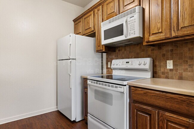 Building Photo - 10005 Amber Cir