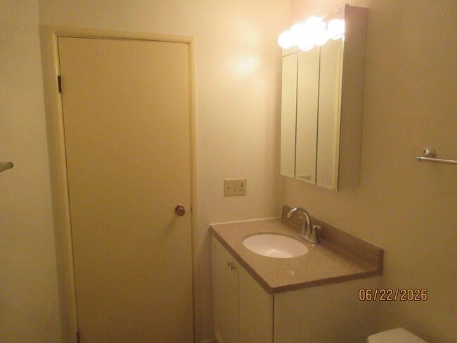 Building Photo - Upper 2 bedroom plus den in Germantown