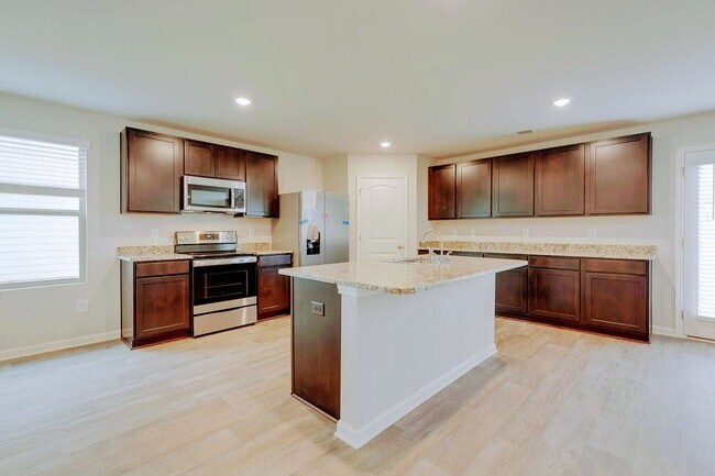 Building Photo - Beautiful Rental Home Features 5 Beds/3.5 ...
