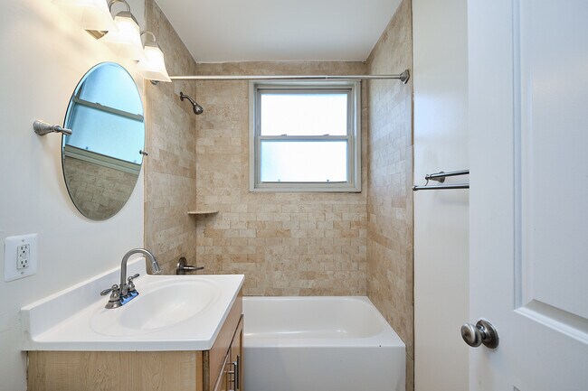 Building Photo - 2832 Hartford St SE