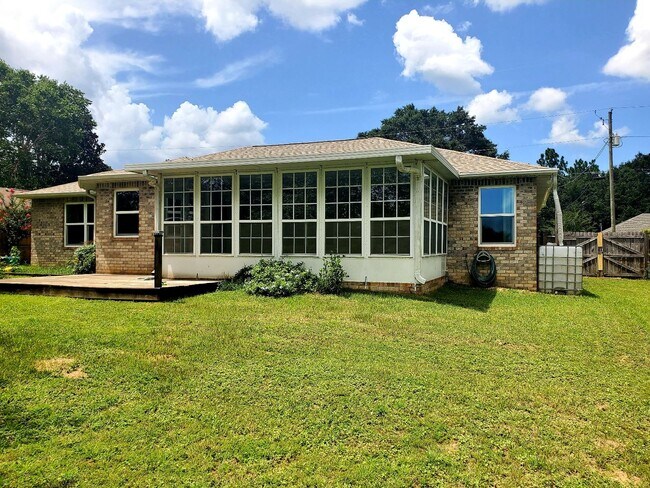 Building Photo - Well cared for 3 Bedroom, 2 Bath Home in C...