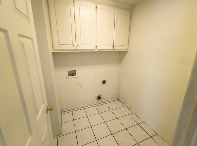Building Photo - Beautiful 3-Bedroom, 2-Bath Home with Atta...