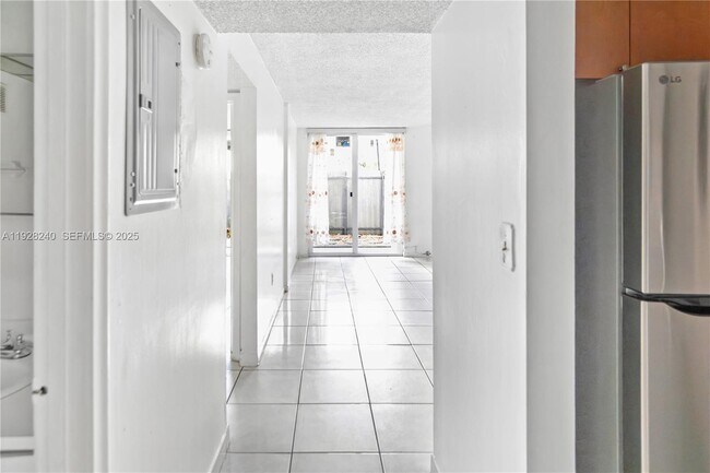 Building Photo - 10000 NW 80th Ct