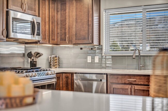 Building Photo - FULLY FURNISHED MOUNTAIN VIEW RETREAT with HOT TUB, RV PARKING & NO HOA