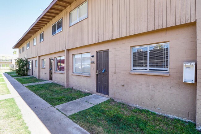 Building Photo - 2379 W Hazelwood St