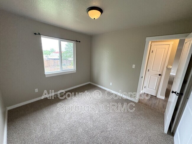 Building Photo - 1480 Hiawatha Dr