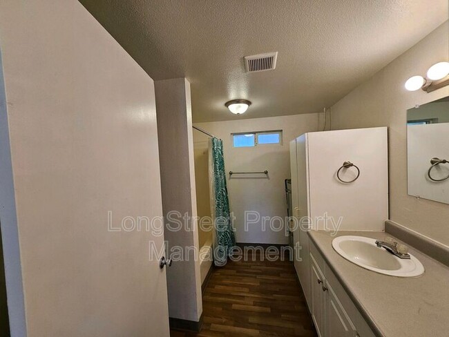 Building Photo - 4553 NE 105th Ave