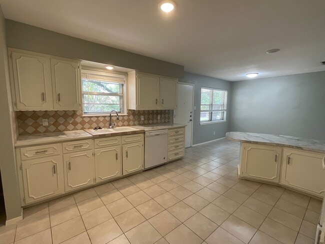 Building Photo - *NOW AVAILABLE* Absolutely Gorgeous 2 Bedr...