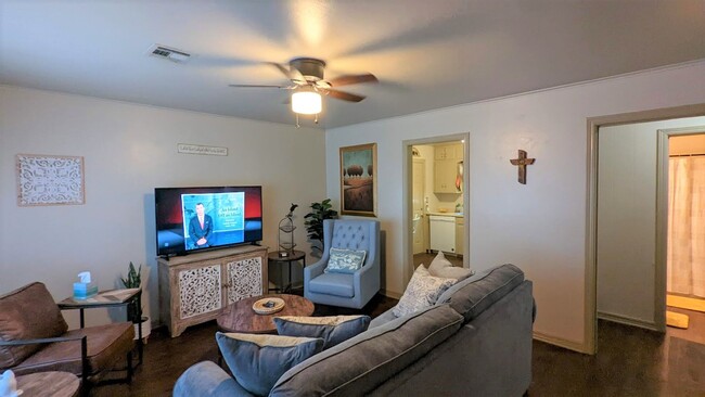 Building Photo - Furnished Corporate 2 Bed 1 Bath 1 Car Gar...