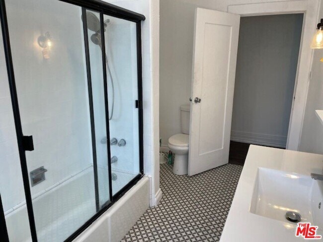 Building Photo - 456 S Wilton Pl