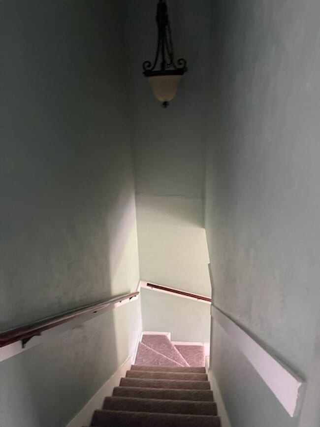 Building Photo - 3 Bedroom, 2 1/2 bath, 2 story condo for r...