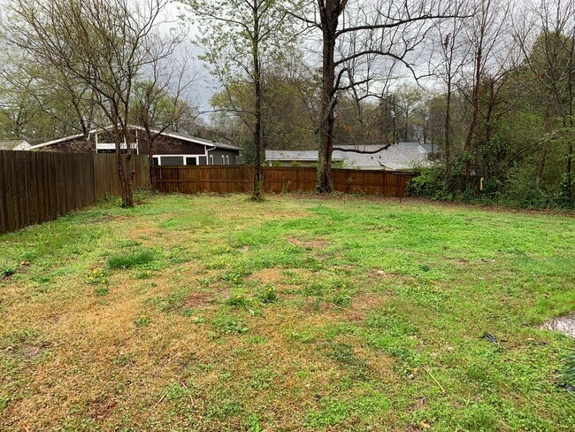 Building Photo - Charming 2 BR, 1 BA House AVAILABLE NOW