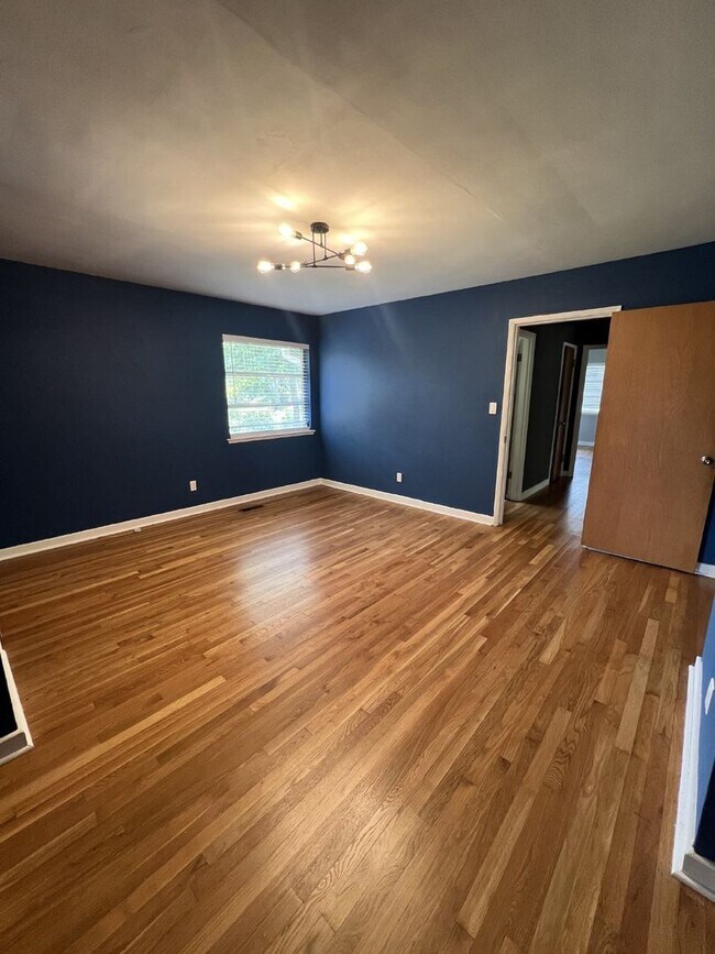 Building Photo - Charming 3-Bed, 2-Bath Spacious Home in Ch...