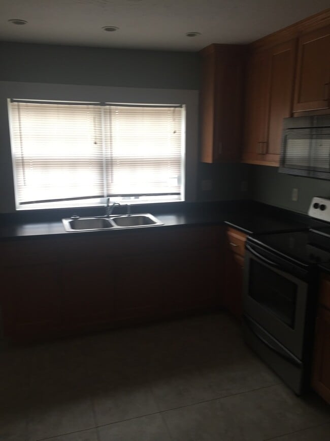 Building Photo - 308 Clinton St SE