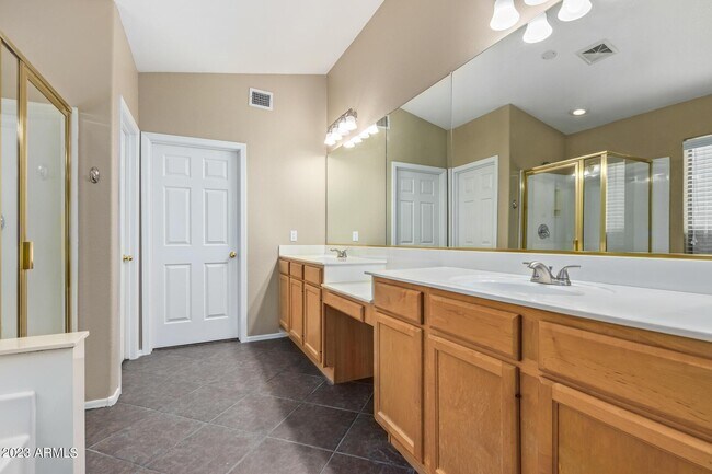 Building Photo - 295 W Goldfinch Way