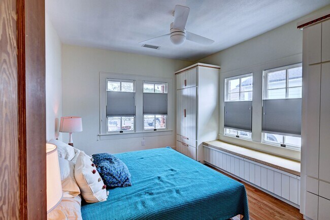 Building Photo - 3715 Avenue S 1/2