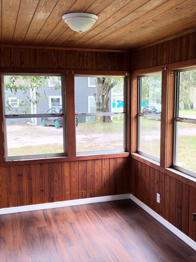 Building Photo - SPACIOUS Zephyrhills 4BR/1BA Home in the Heart of Downtown!