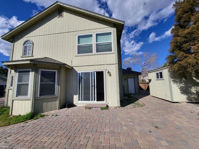 Building Photo - 323 Stillwater Dr