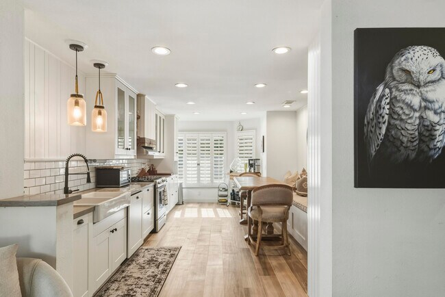 Building Photo - 289 Vista Royale Cir W