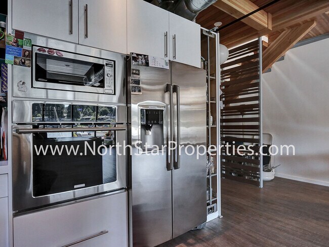 Building Photo - Truly Amazing and Rare Furnished Lake Oswego Cabana.
