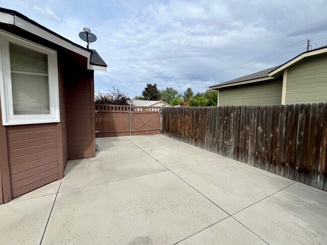 Building Photo - 10627 W Richey Dr