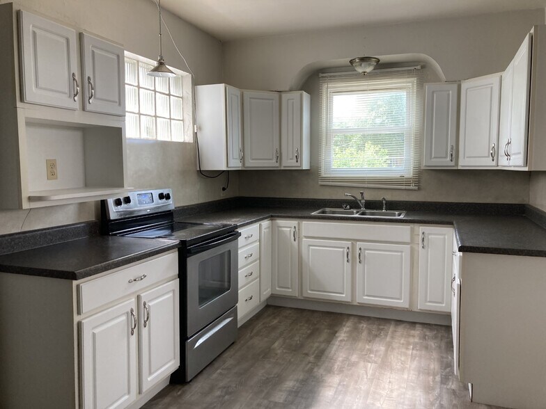 Bright and airy kitchen - 5374 Odell St