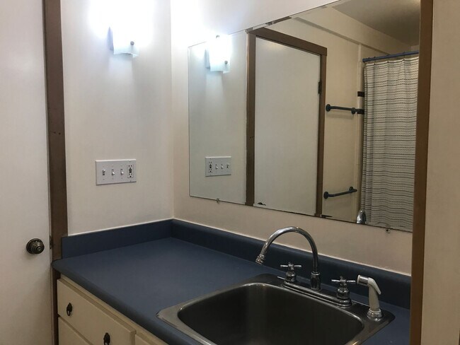 Building Photo - Rockridge Duplex | 3 Bed / 2 Bath | Hardwood Floors | Dogs Considered
